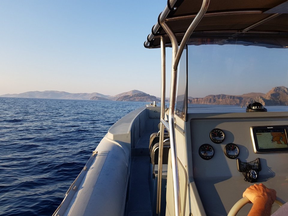Οι λιμενικοί φτάνοντας στη Μύκονο με φουσκωτό σκάφος