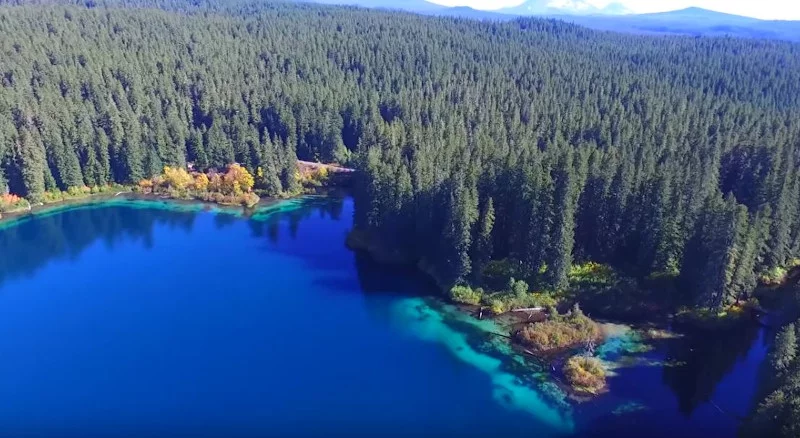 Τα καταγάλανα νερά της λίμνης Κλίαρ