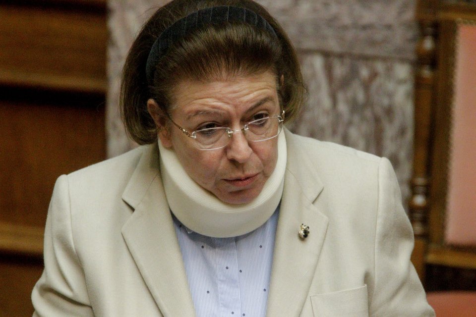 Με κολάρο η Μενδώνη στη Βουλή