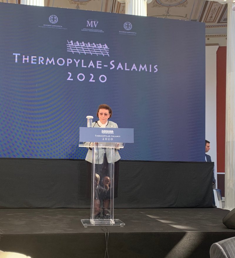 «Οι βάσεις του νεοελληνικού, του ευρωπαϊκού και του δυτικού πολιτισμού, όπως τον γνωρίζουμε σήμερα, και η αναγνωρίσιμη ως κοινή πνευματική και ιδεολογική καταβολή και ταυτότητα των λαών που τον ενστερνίστηκαν και τον καλλιέργησαν περαιτέρω, στηρίζονται εν πολλοίς στα συμβολικά και ουσιαστικά θεμέλια που τέθηκαν ακριβώς πριν 2500 χρόνια στις Θερμοπύλες και στη Σαλαμίνα» δήλωσε η Λίνα Μενδώνη.
