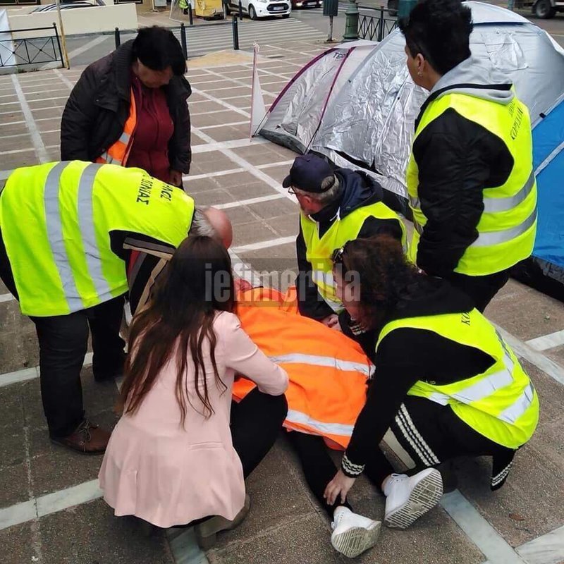 Γυναίκα λιπόθυμη στον δρόμο