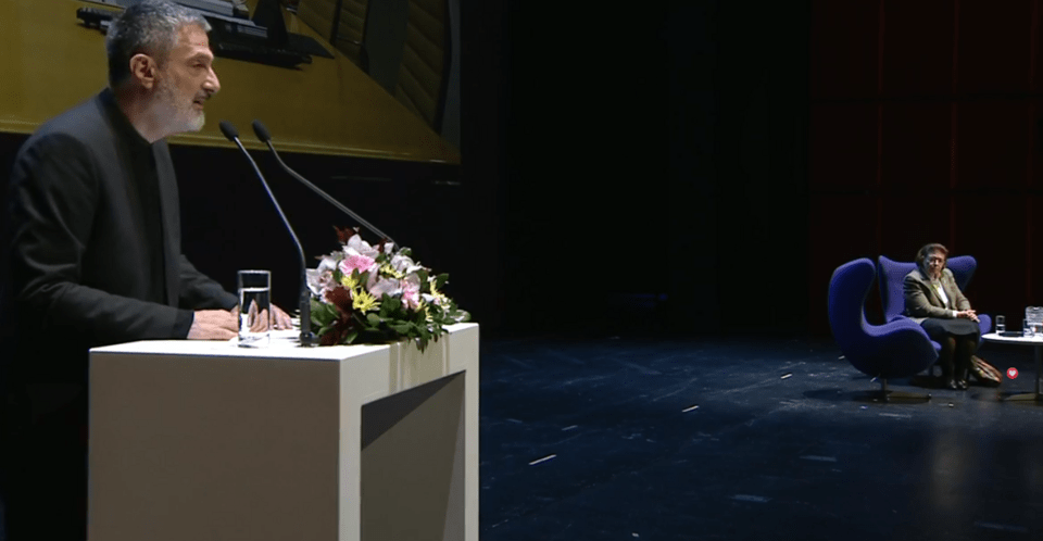 Ο Γιώργος Κουμεντάκης και στο βάθος η Λίνα Μενδώνη