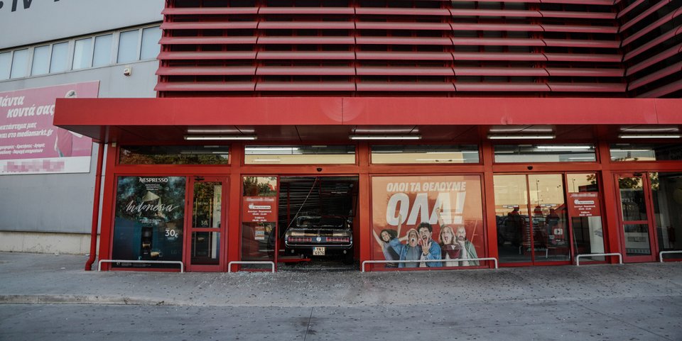 Το αμάξι στο κατάστημα από τη ληστεία 