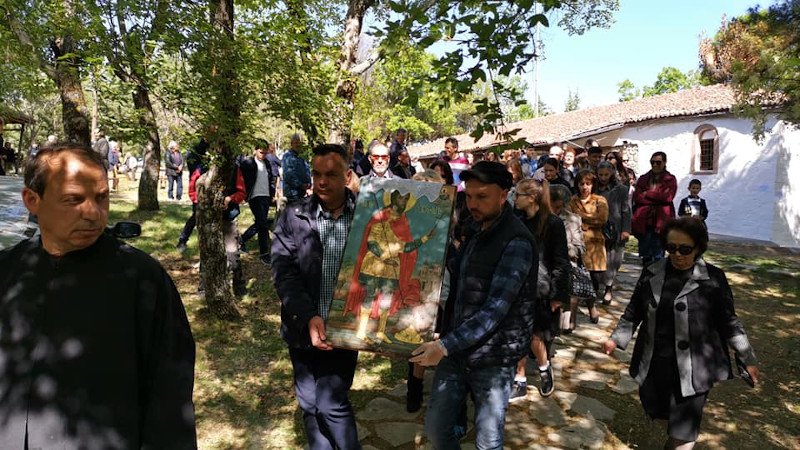 Αρκετοί άνθρωποι βρέθηκαν στη λιτανεία της εικόνας του Αγίου Χριστοφόρου στη Σιάτιστα