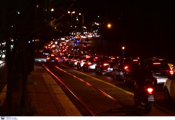 Μποτιλιάρισμα στην Ποσειδώνος, πρώτη ημέρα εφαρμογής του τρίτου lockdown -Φωτογραφία:Intimenews/ΠΑΝΑΓΙΩΤΟΠΟΥΛΟΣ ΝΙΚΟΣ