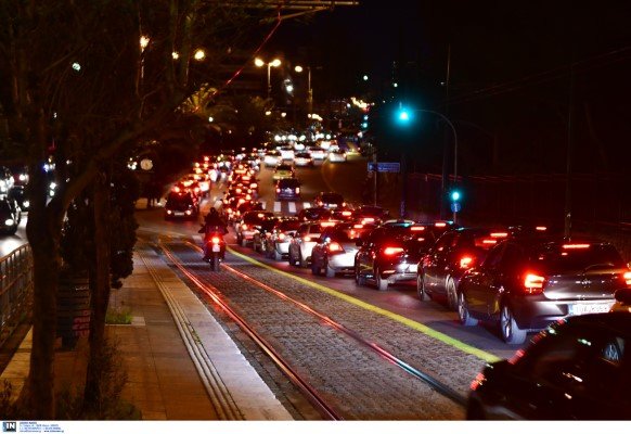 Μποτιλιάρισμα στην Ποσειδώνος, πρώτη ημέρα εφαρμογής του τρίτου lockdown -Φωτογραφία:Intimenews/ΠΑΝΑΓΙΩΤΟΠΟΥΛΟΣ ΝΙΚΟΣ