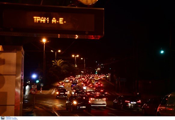 Μποτιλιάρισμα στην Ποσειδώνος, πρώτη ημέρα εφαρμογής του τρίτου lockdown -Φωτογραφία:Intimenews/ΠΑΝΑΓΙΩΤΟΠΟΥΛΟΣ ΝΙΚΟΣ