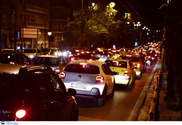 Μποτιλιάρισμα στην Ποσειδώνος, πρώτη ημέρα εφαρμογής του τρίτου lockdown -Φωτογραφία:Intimenews/ΠΑΝΑΓΙΩΤΟΠΟΥΛΟΣ ΝΙΚΟΣ