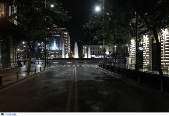 Ερημη η οδός Αθηνάς και η Ομόνοια