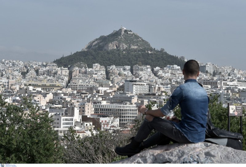 Ανδρας απολαμβάνει τη θέα