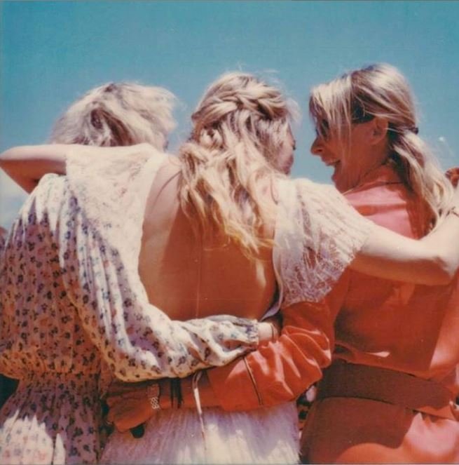 Φωτό από τον γάμο της Λόρα Σμετ (στο κέντρο)