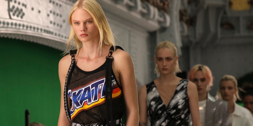 Μπλούζα της louis Vuitton που γράφει: «Skate»