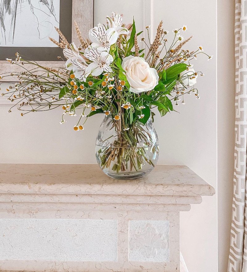 Τα λουλούδια είναι αναπόσπαστο μέρος της διακόσμησης.