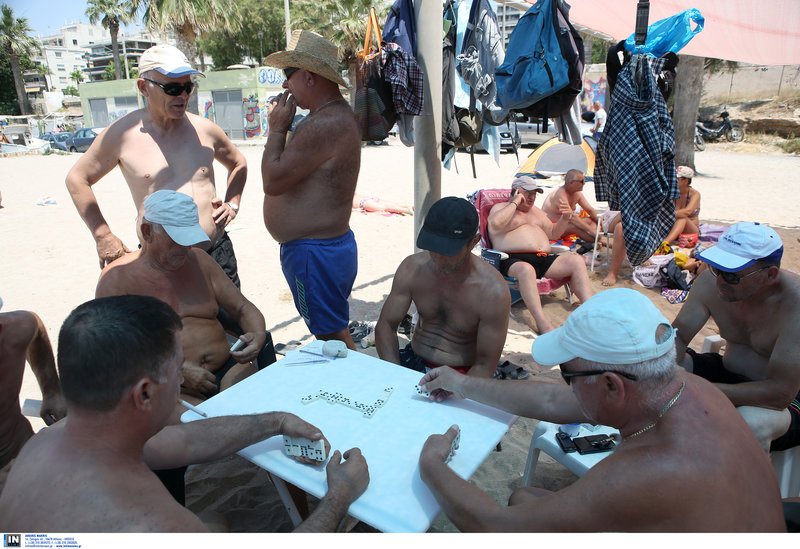 Λουόμενοι παίζουν χαρτιά