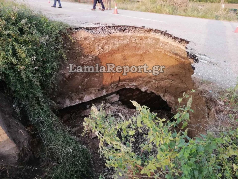 Έκλεισε ο δρόμος προς Λουτρά Υπάτης -Κατέρρευσε το παλιό γεφύρι