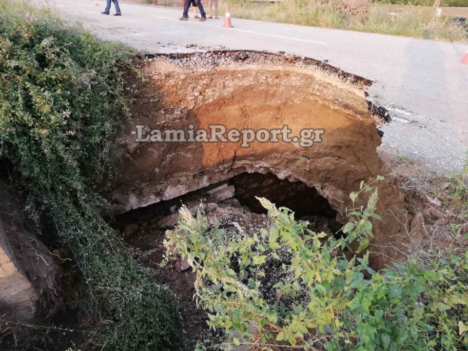 Έκλεισε ο δρόμος προς Λουτρά Υπάτης -Κατέρρευσε το παλιό γεφύρι