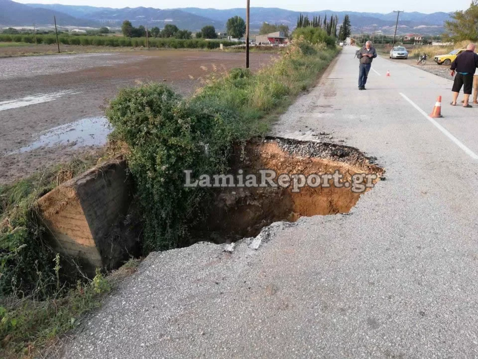 Έκλεισε ο δρόμος προς Λουτρά Υπάτης -Κατέρρευσε το παλιό γεφύρι