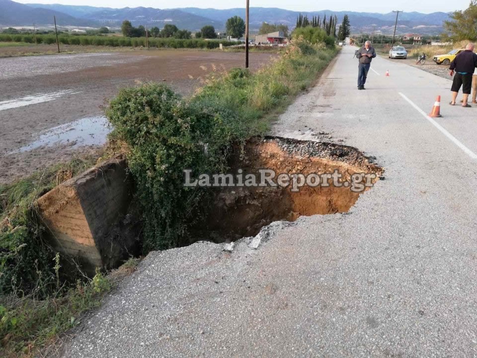 Έκλεισε ο δρόμος προς Λουτρά Υπάτης -Κατέρρευσε το παλιό γεφύρι
