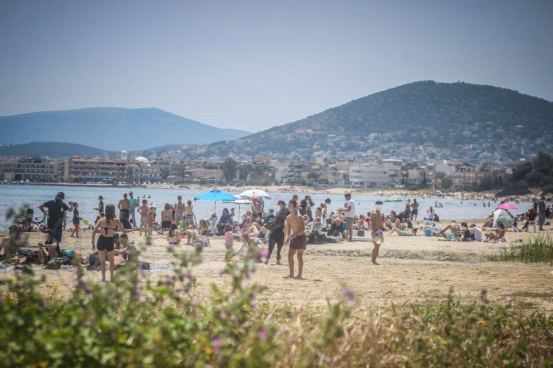Κόσμος στην παραλία της Λούτσας/ Φωτογραφία: Eurokinissi