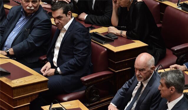 Αυτή τη στιγμή που ο Αλέξης Τσίπρας δείχνει να έχει αφαιρεθεί από κακές σκέψεις σχολίασε ο Ανδρέας Λοβέρδος, ο οποίος κάθεται δίπλα στον Γιώργο Παπανδρέου