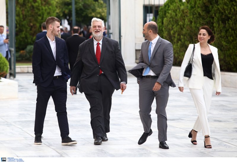 Ο Γιάννης Λοβέρδος συνοδευόμενος από τον γιο του και ο Δημήτρης Μαρκόπουλος με τη σύζυγό του. Ορκωμοσία βουλή 17-7-2019