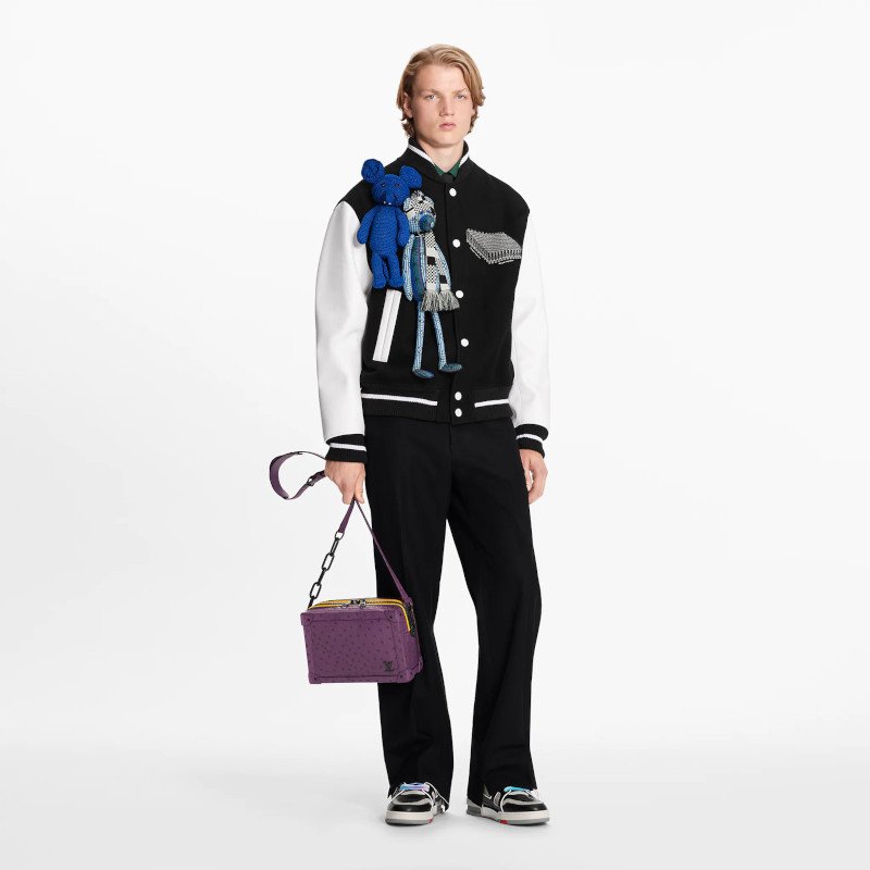 Αυτό το πουλόβερ των 8.100 δολ. της Lοuis Vuitton έχει ραμένα πάνω του