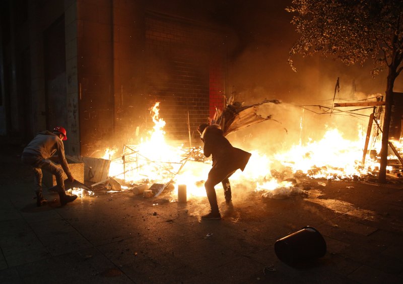 Φωτιές σε αρκετούς κεντρικούς δρόμους στη Βηρυτό -Φωτογραφία: AP/Hussein Malla
