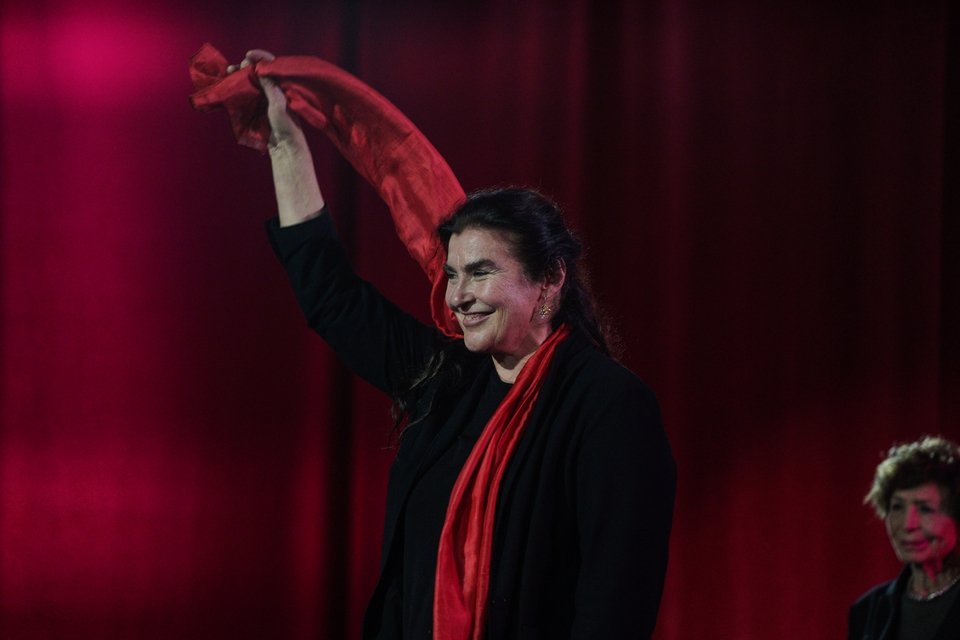 Η Λυδία Κονιόρδου ανεμίζει το κόκκινο φουλάρι