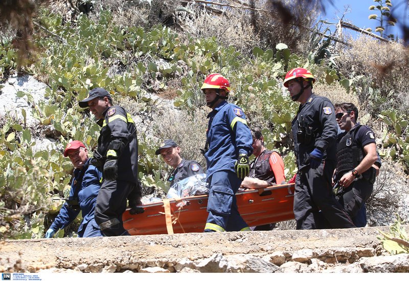 Διασώστες μεταφέρουν τον τραυματία