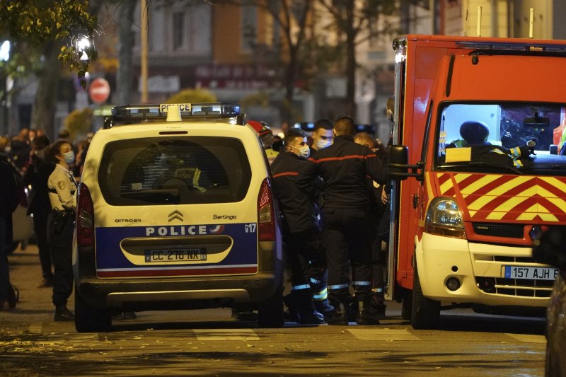 Οι Αρχές εξαπέλυσαν ανθρωποκυνηγητό για την σύλληψη του δράστη της επίθεσης στον ιερέα στην Λυών