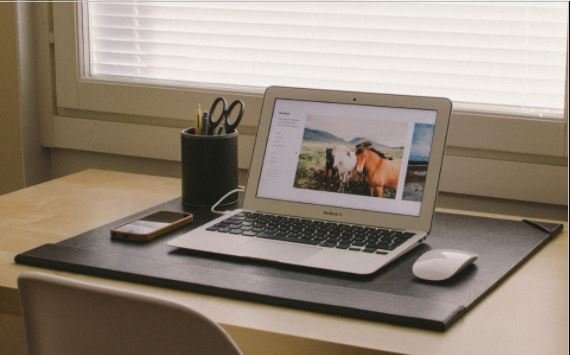 apple macbook γραφείο