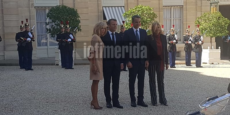Οι απαραίτητες φωτογραφίες του προεδρικού ζεύγους της Γαλλίας με τον Κυριάκο και τη Μαρέβα Μητσοτάκη
