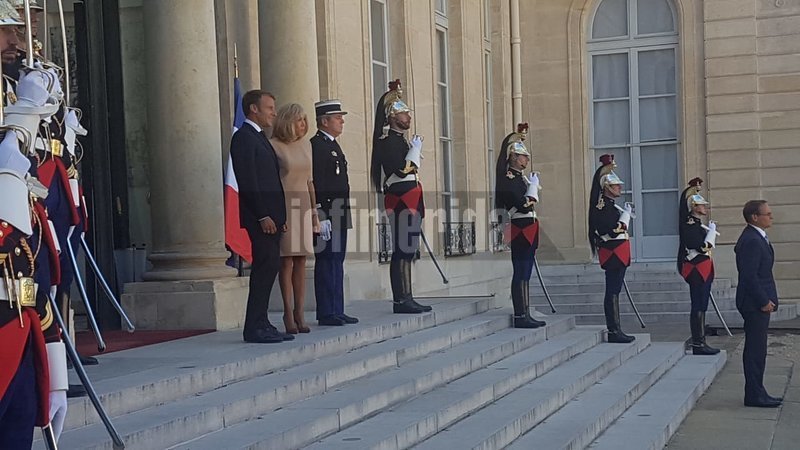Μπριζίτ και Εμανουέλ Μακρόν στην είσοδο του Ελιζέ αναμένουν το πρωθυπουργικό ζεύγος
