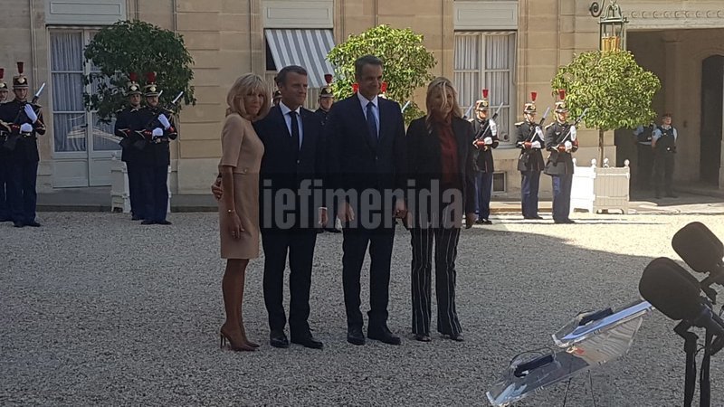 Μπριζίτ και Εμανουέλ Μακρόν και Μαρέβα και Κυριάκος Μητσοτάκης στη συνάντησή του στο Ελιζέ