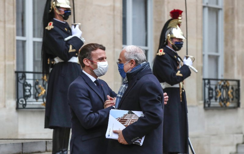 Ο Εμανουέλ Μακρόν με τον επικεφαλής του ΟΟΣΑ, Άνχελ Γκουρία ανταλλάσσουν θερμή χειραψία
