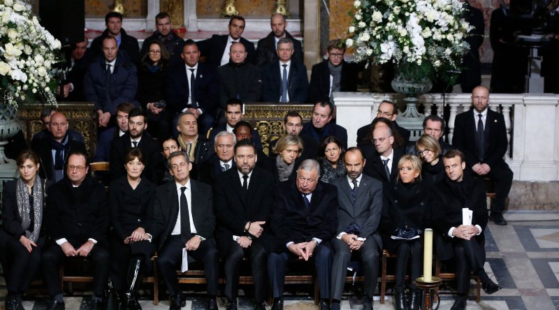 Στη μία άκρη η Ζιλί Γκαγιέ και ο Φρανσουά Ολάντ και στην άλλη η Μπριζίτ και ο Εμανουέλ Μακρόν