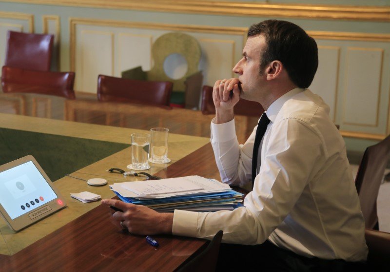 Ο Εμανουέλ Μακρόν παρακολουθεί την τηλεδιάσκεψη με τους ηγέτες της ΕΕ