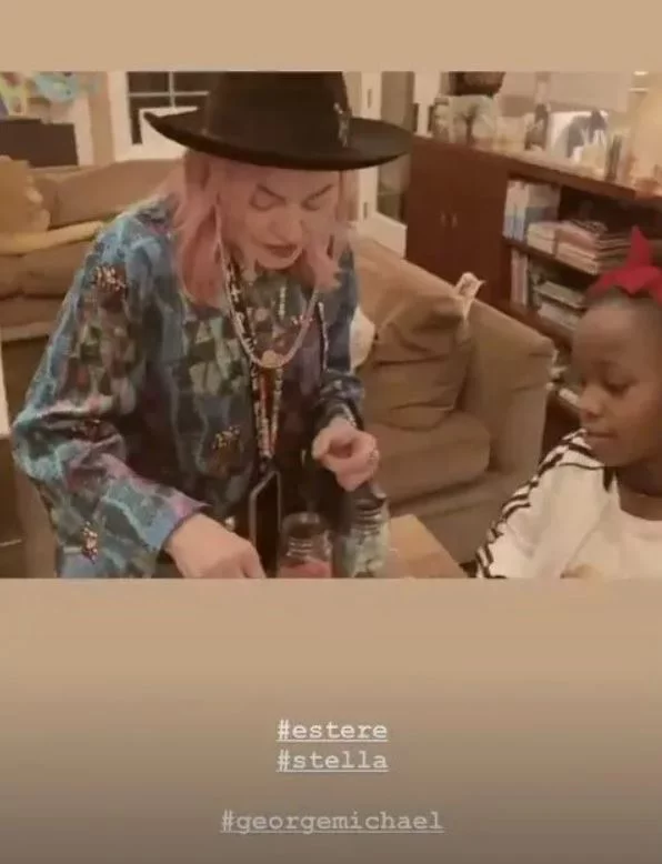 Η Μαντόνα με μία από τις κόρες της