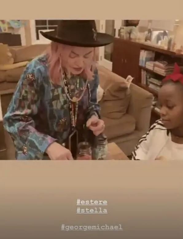 Η Μαντόνα με μία από τις κόρες της