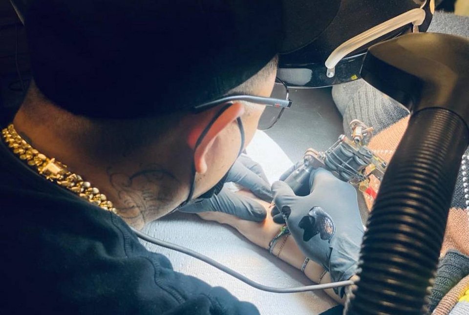 O tattoo artist αποτυπώνει το τατουάζ στο χέρι της Μαντόνα