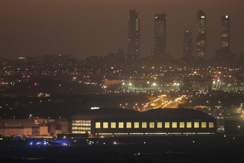 Θρίλερ στη Μαδρίτη: Αεροσκάφος με 130 επιβάτες έκανε αναγκαστική προσγείωση -Φωτογραφία: AP Photo/Bernat Armangue