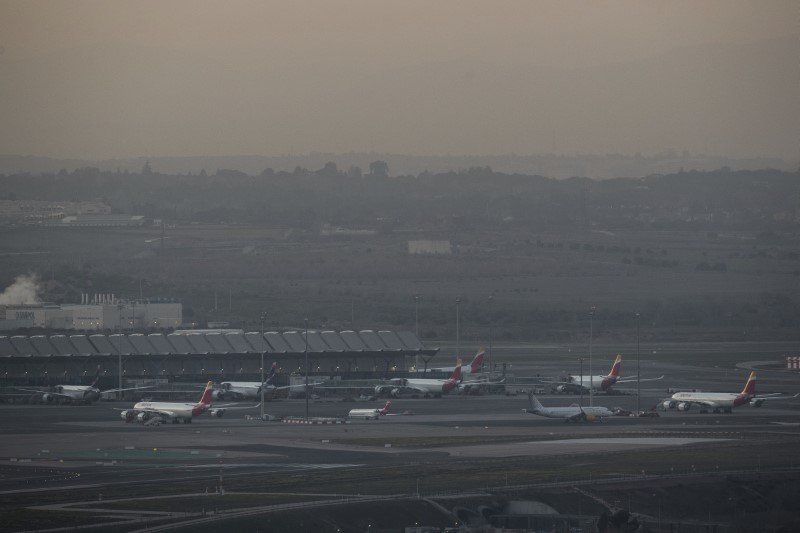Θρίλερ στη Μαδρίτη: Αεροσκάφος με 130 επιβάτες έκανε αναγκαστική προσγείωση -Φωτογραφία: AP Photo/Bernat Armangue