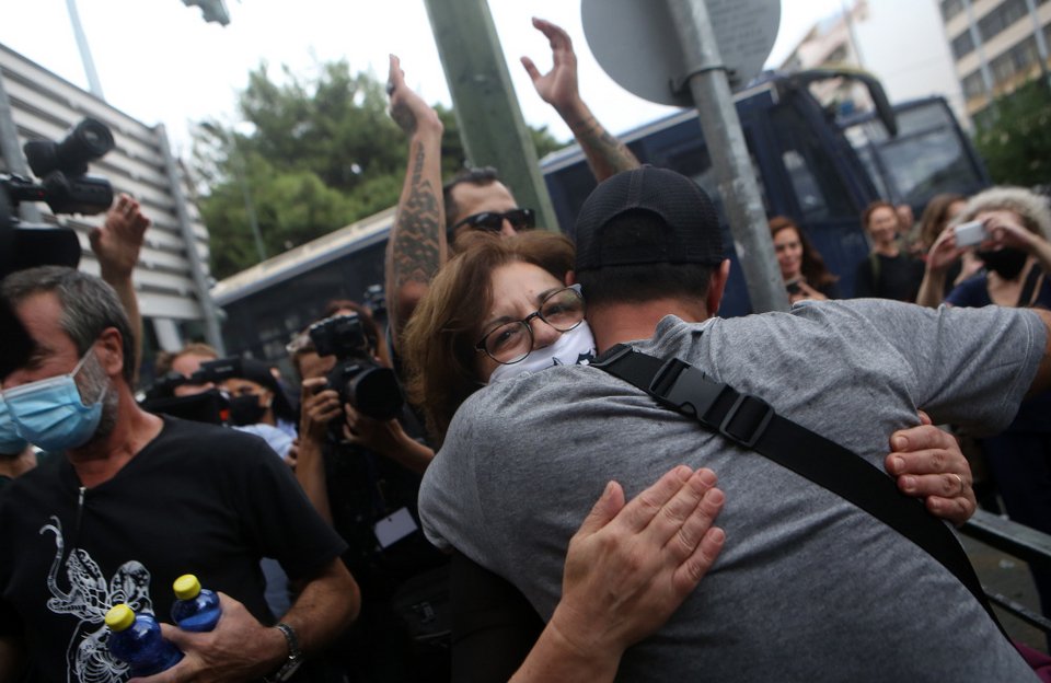 Διαδηλωτής αγκαλιάζει την Μάγδα Φύσσα