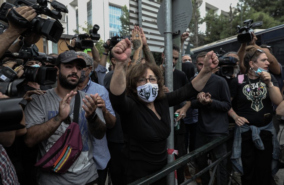 Η Μάγδα Φύσσα πανηγυρίζει προς τους διαδηλωτές