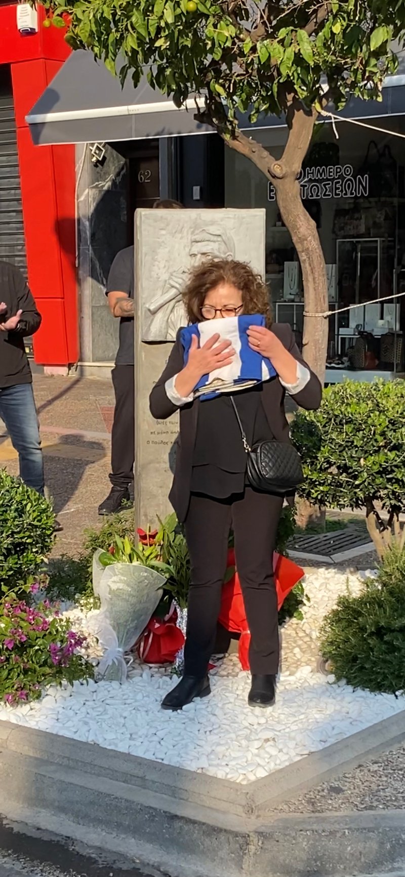 Μάγδα Φύσσα με σημαία του Πολυτεχνείου