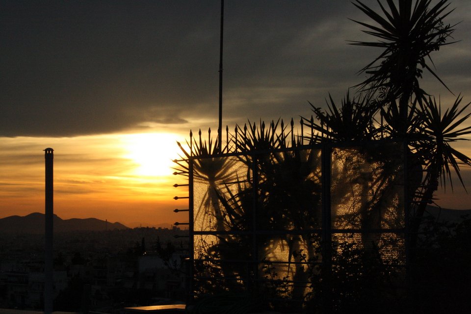 Η εικόνα που βλέπει ο Μπάμπης Μακρίδης από το μπαλκόνι