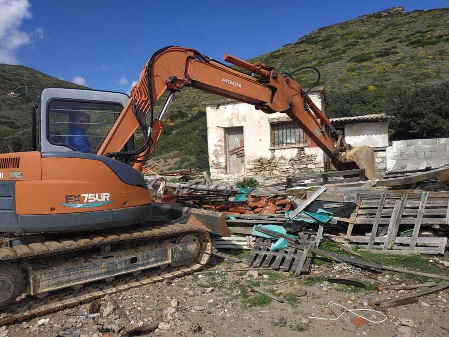 Το ΥΠΕΝ ξεκίνησε την Τετάρτη 11 Μαρτίου 2020, την κατεδάφιση των 22 αυθαίρετων κτισμάτων στη Μακρόνησο -Φωτογραφία: ΑΠΕ ΜΠΕ/ΥΠΕΝ/STR