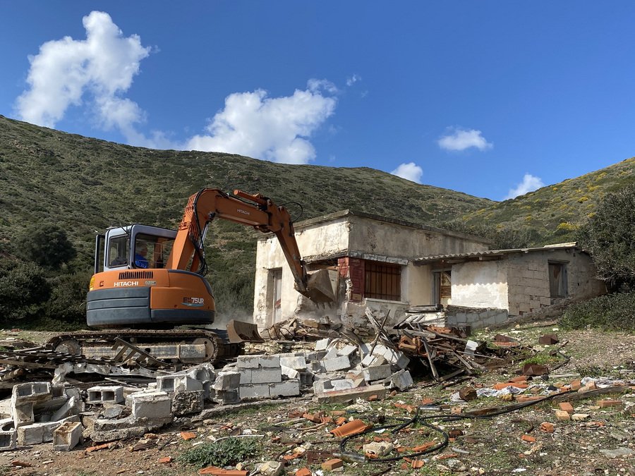 Το ΥΠΕΝ ξεκίνησε την Τετάρτη 11 Μαρτίου 2020, την κατεδάφιση των 22 αυθαίρετων κτισμάτων στη Μακρόνησο -Φωτογραφία: ΑΠΕ ΜΠΕ/ΥΠΕΝ/STR
