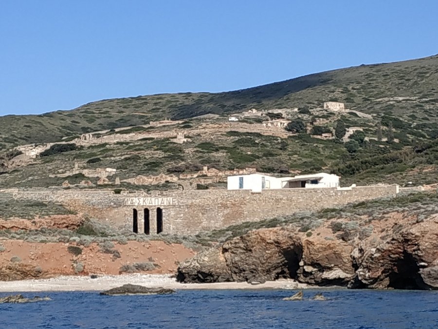 Το ΥΠΕΝ ξεκίνησε την Τετάρτη 11 Μαρτίου 2020, την κατεδάφιση των 22 αυθαίρετων κτισμάτων στη Μακρόνησο -Φωτογραφία: ΑΠΕ ΜΠΕ/ΥΠΕΝ/STR
