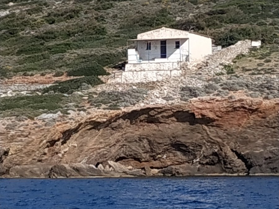 Το ΥΠΕΝ ξεκίνησε την Τετάρτη 11 Μαρτίου 2020, την κατεδάφιση των 22 αυθαίρετων κτισμάτων στη Μακρόνησο -Φωτογραφία: ΑΠΕ ΜΠΕ/ΥΠΕΝ/STR